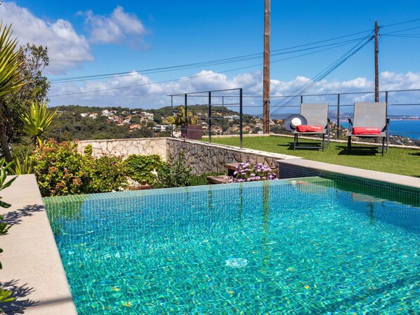 Cloud, Water, Plant, Sky, Property, Swimming Pool, Green, Nature, Body Of Water, Leisure