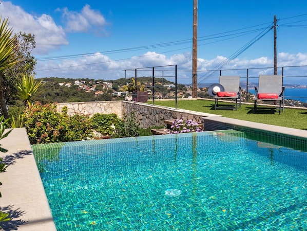 Cloud, Water, Plant, Sky, Property, Swimming Pool, Green, Nature, Body Of Water, Leisure
