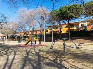 Ciel, Plante, Arbre, Branche, Ombre, Fenêtre, Herbe, Bâtiment, Terrain De Jeux, Loisir