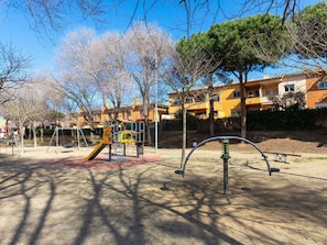 Ciel, Plante, Arbre, Branche, Ombre, Fenêtre, Herbe, Bâtiment, Terrain De Jeux, Loisir