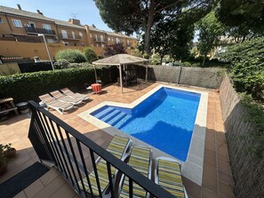 Piscine, Zone Résidentielle, Recours, Composite, Eco Hôtel, Mobilier De Jardin, Caractéristique De L'Eau, Ombre, Cour, Arrière-Cour