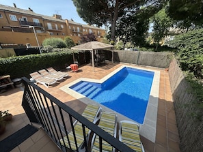 Piscine, Zone Résidentielle, Recours, Composite, Eco Hôtel, Mobilier De Jardin, Caractéristique De L'Eau, Ombre, Cour, Arrière-Cour
