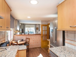 Meubles, Table, Cabinetry, Plante D'Appartement, Bâtiment, Bois, Tiroir, Design Intérieur, Comptoir, Sol