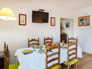 Möbel, Interior Design, Decke, Zimmer, Flooring, Fussboden, Tabelle, Bilderrahmen, Wohnung, Stuhl