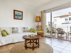 Möbel, Interior Design, Flooring, Fussboden, Couch, Tabelle, Wohnzimmer, Decke, Stuhl, Zimmer