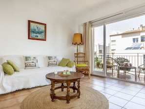 Möbel, Interior Design, Flooring, Fussboden, Couch, Tabelle, Wohnzimmer, Decke, Stuhl, Zimmer