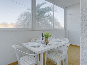 Furniture, Table, Property, Tableware, Plant, Interior Design, Wood, Textile, Window, Building