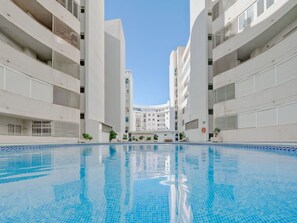 Water, Sky, Daytime, Property, Building, Swimming Pool, Azure, Window, Condominium