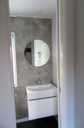 Mirror, Plumbing Fixture, Sink, Bathroom Sink, Tap, Bathroom, Wood, Building, Wall