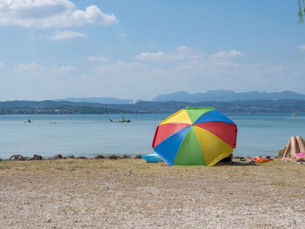 Wasser, Himmel, Wolke, Regenschirm, Strand, Küsten Und Ozeanische Forms, Baum, Schatten