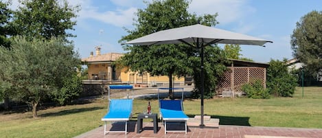 Nuage, Ciel, L'Eau, Plante, Arbre, Piscine, Ombre, Mobilier De Jardin, Parapluie, Bâtiment