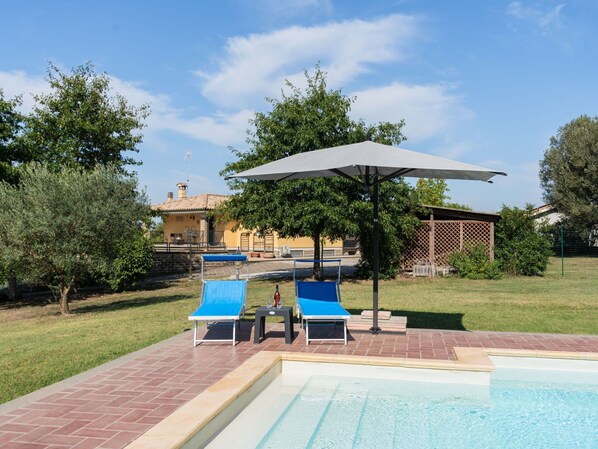 Nuage, Ciel, L'Eau, Plante, Arbre, Piscine, Ombre, Mobilier De Jardin, Parapluie, Bâtiment