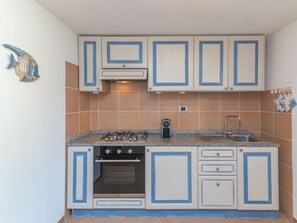 Cabinetry, Comptoir, Evier, Propriété, Évier, Robinet, Cuisinière, Cuisine, Bois, Gaz Poele