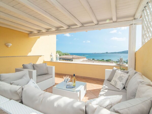 Canapé, Propriété, Ciel, Meubles, L'Eau, Bleu Azur, Confort, Design Intérieur, Ombre, Architecture