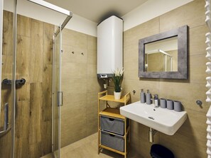 Mirror, Tap, Plumbing Fixture, Sink, Property, Bathroom Sink, Building, Bathroom, Plant, Interior Design