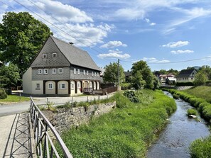 Wolke, Pflanze, Wasser, Himmel, Gebäude, Baum, Fenster, Natürliche Landschaft, Grundstueck, Haus