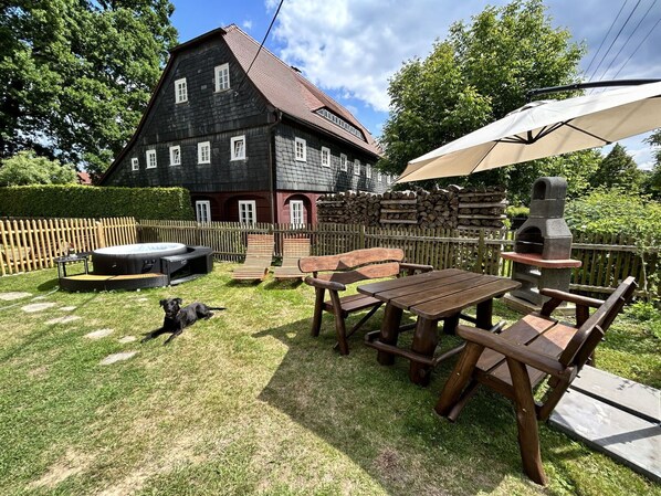 Pflanze, Himmel, Gebäude, Tabelle, Eigentum, Wolke, Außenbank, Baum, Tisch Im Freien, Gartenmöbel