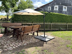 Pflanze, Möbel, Gebäude, Tabelle, Fenster, Schatten, Gartenmöbel, Baum, Wolke, Tisch Im Freien