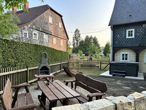 Gebäude, Eigentum, Himmel, Pflanze, Fenster, Baum, Haus, Holz, Hütte, Wohngebiet