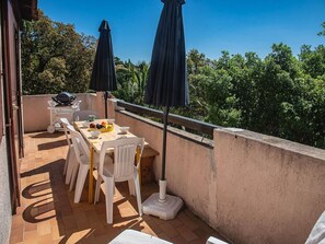 Tabelle, Eigentum, Himmel, Gebäude, Holz, Gartenmöbel, Tisch Im Freien, Interior Design, Stuhl, Baum