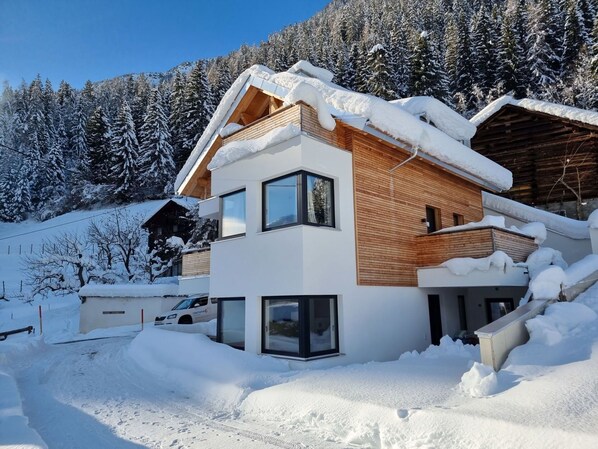 Schnee, Gebäude, Eigentum, Daytime, Fenster, Himmel, Haus, Steigung, Baum, Biome