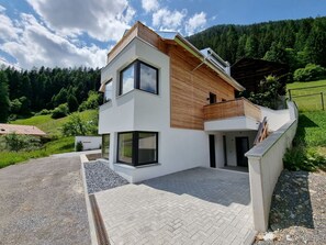 Himmel, Wolke, Pflanze, Gebäude, Baum, Fenster, Steigung, Haus, Grundstueck