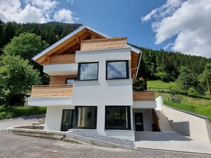 Wolke, Pflanze, Himmel, Gebäude, Eigentum, Fenster, Baum, Grundstueck, Haus, Treppe
