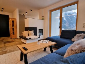 Tabelle, Möbel, Eigentum, Couch, Komfort, Holz, Interior Design, Fenster, Studio Couch, Wohnzimmer