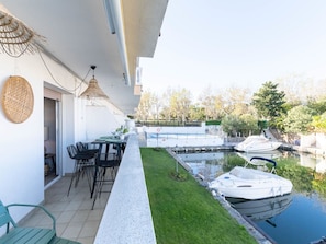 Water, Plant, Sky, Building, Swimming Pool, Tree, Azure, Window, Real Estate, Leisure