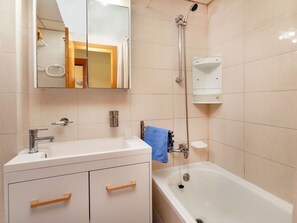 Mirror, Plumbing Fixture, Tap, Sink, Property, Bathroom Cabinet, Photograph, Bathtub, Cabinetry, Bathroom