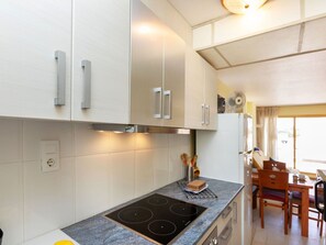Cabinetry, Furniture, Property, Countertop, Kitchen, Wood, Drawer, Lighting, Building, Interior Design