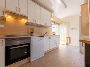 Cabinetry, Möbel, Countertop, Eigentum, Gebäude, Herd, Küchengerät, Küche, Holz, Interior Design