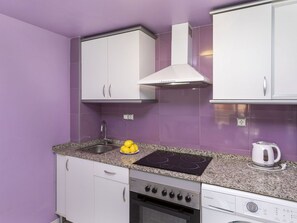 Cabinetry, Countertop, Eigentum, Herd, Lila, Gasherd, Spüle, Gebäude, Cooktop, Küche