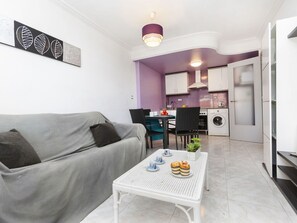 Tabelle, Möbel, Couch, Eigentum, Gebäude, Interior Design, Beleuchtung, Komfort, Wohnzimmer, Fussboden