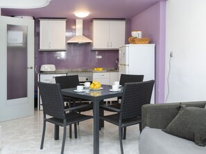 Meubles, Table, Cabinetry, Chaise, Comptoir, Bâtiment, Bois, Design Intérieur, Salon, Cuisine