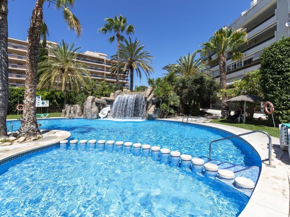 L'Eau, Ciel, Propriété, Bâtiment, Piscine, Bleu, Plante, Bleu Azur, Arbre, Plan D'Eau