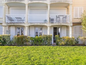 Water, Plant, Sky, Building, Swimming Pool, Tree, Azure, Window, Real Estate, Leisure
