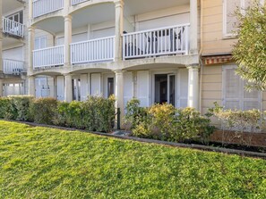 Water, Plant, Sky, Building, Swimming Pool, Tree, Azure, Window, Real Estate, Leisure