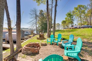 Private Fire Pit | On-Site Lake Access | Kayaks | Close to Public Boat Ramp