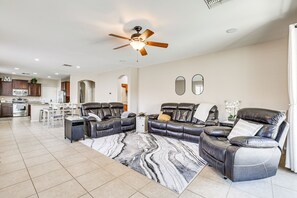 Living Room | Smart TV | Free WiFi | Central Heating & A/C