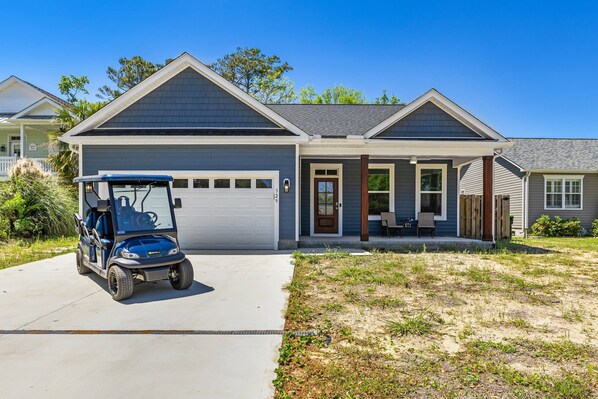 Welcome to Stingray Hideaway! Glide around with ease in our complimentary golf cart.