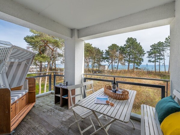 Balkon mit direktem Ostseeblick und Strandkorb