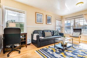 Spacious Living Room w/ Sofa Bed