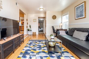 Spacious Living Room w/ Sofa Bed