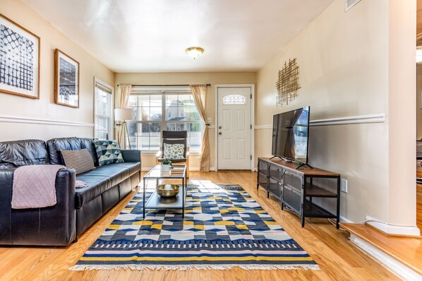 Spacious Living Room w/ Sofa Bed