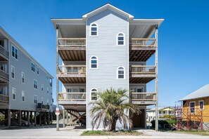 Small and Peaceful Sea Drift Building