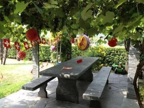 Pergola mit Cheminée im Garten