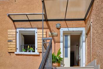 Caratteristica Casa Nelle Colline di Garda in Tranquillo Borgo Immerso nel Verde