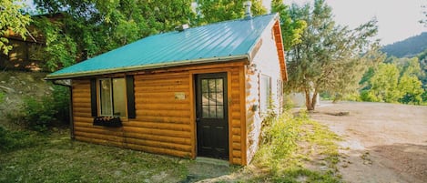 Find your peaceful haven at Zen Zion Honeybee. Our charming 1BR log cabin in Glendale, Utah, offers a tranquil retreat in a beautiful setting. Perfect for up to 4 guests, and just a short drive from stunning national parks.