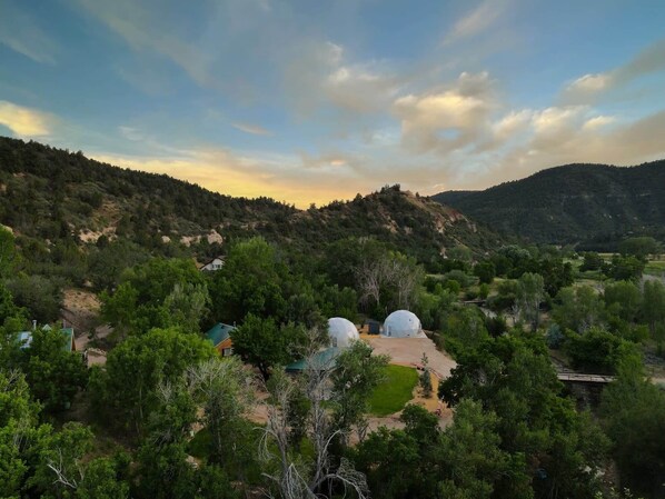 Your Zen Zion adventure starts here! Relax in our rustic-chic 3-bedroom cabin in beautiful Glendale, Utah. Blue Jay offers modern perks in an amazing setting, and is just 30 minutes from Zion National Park.